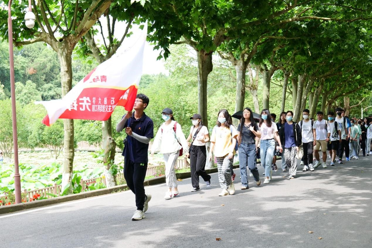 学员们徒步行走 学员们徒步行走