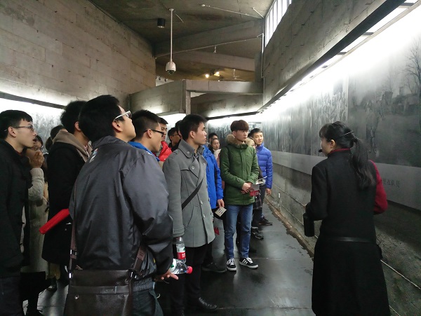 支部成员在馆内参观