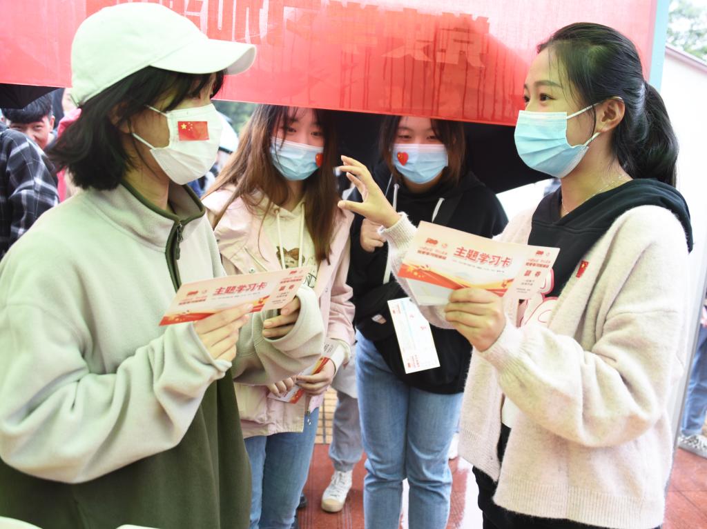 7-学生参与“‘以史为鉴开创未来’党史学习加油站”.jpg 7-学生参与“‘以史为鉴开创未来’党史学习加油站”.jpg