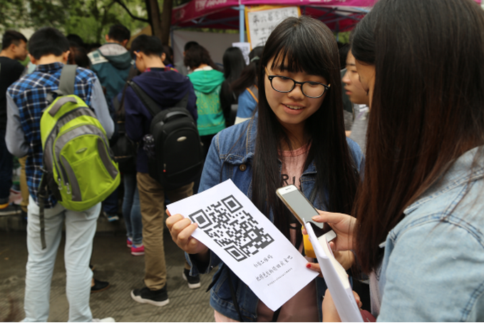 工作人员为同学讲解活动流程