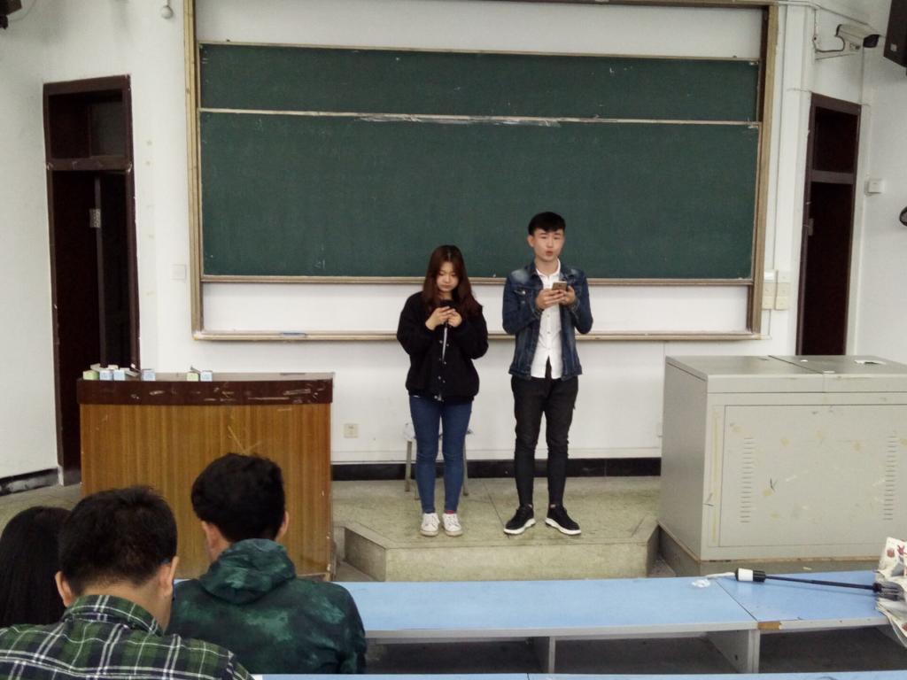 图1.主持人宣布团会开始