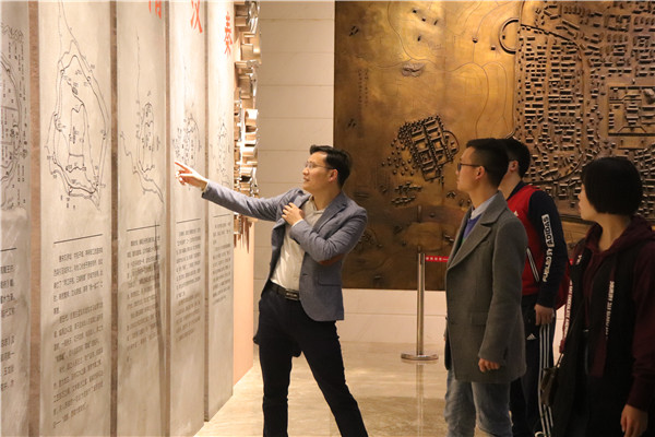 李明科老师为同学讲解