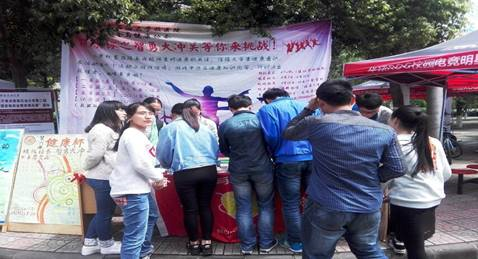 踊跃报名的同学们