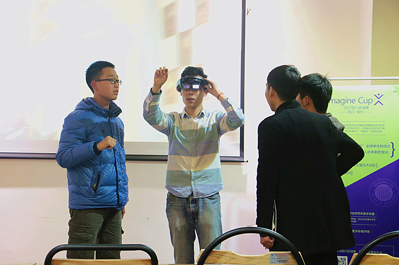 同学们体验全息眼镜