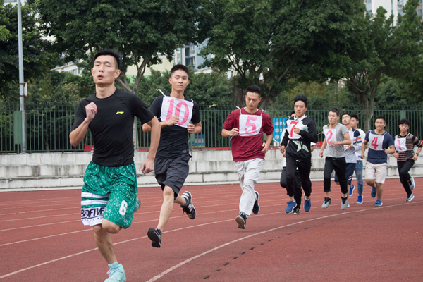 运动员们你追我赶