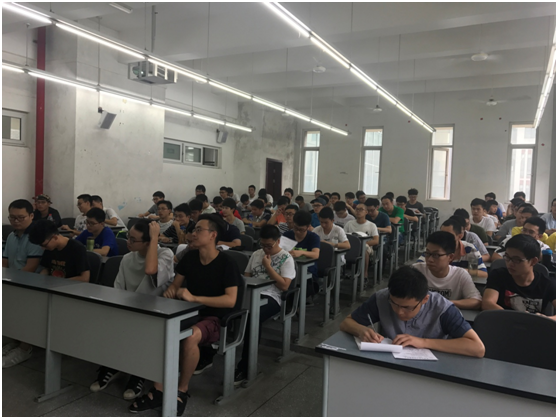 会场同学们认真听讲