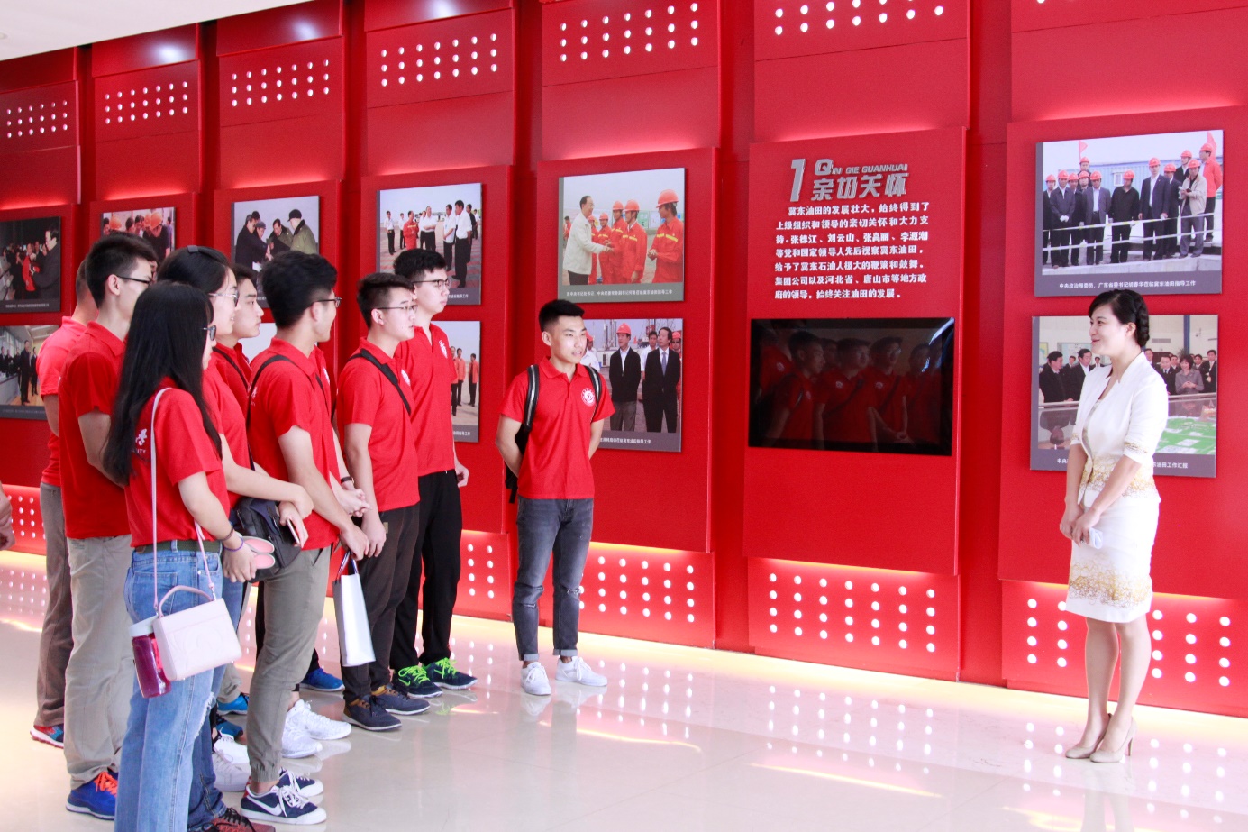 图4 黄主任正在为队员们讲解油田发展史