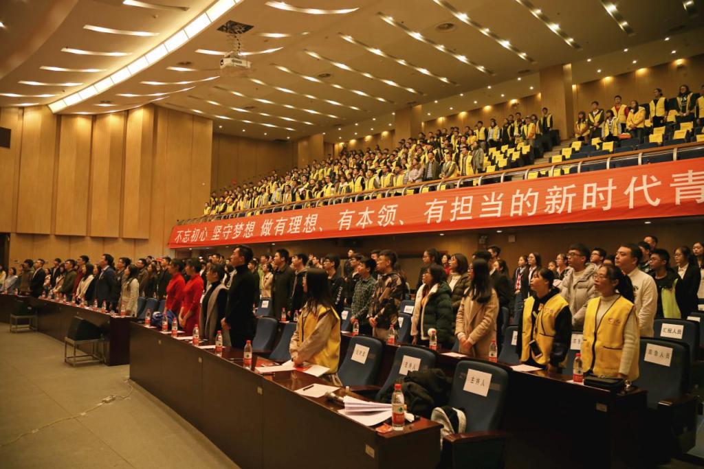 师生合唱《团歌》