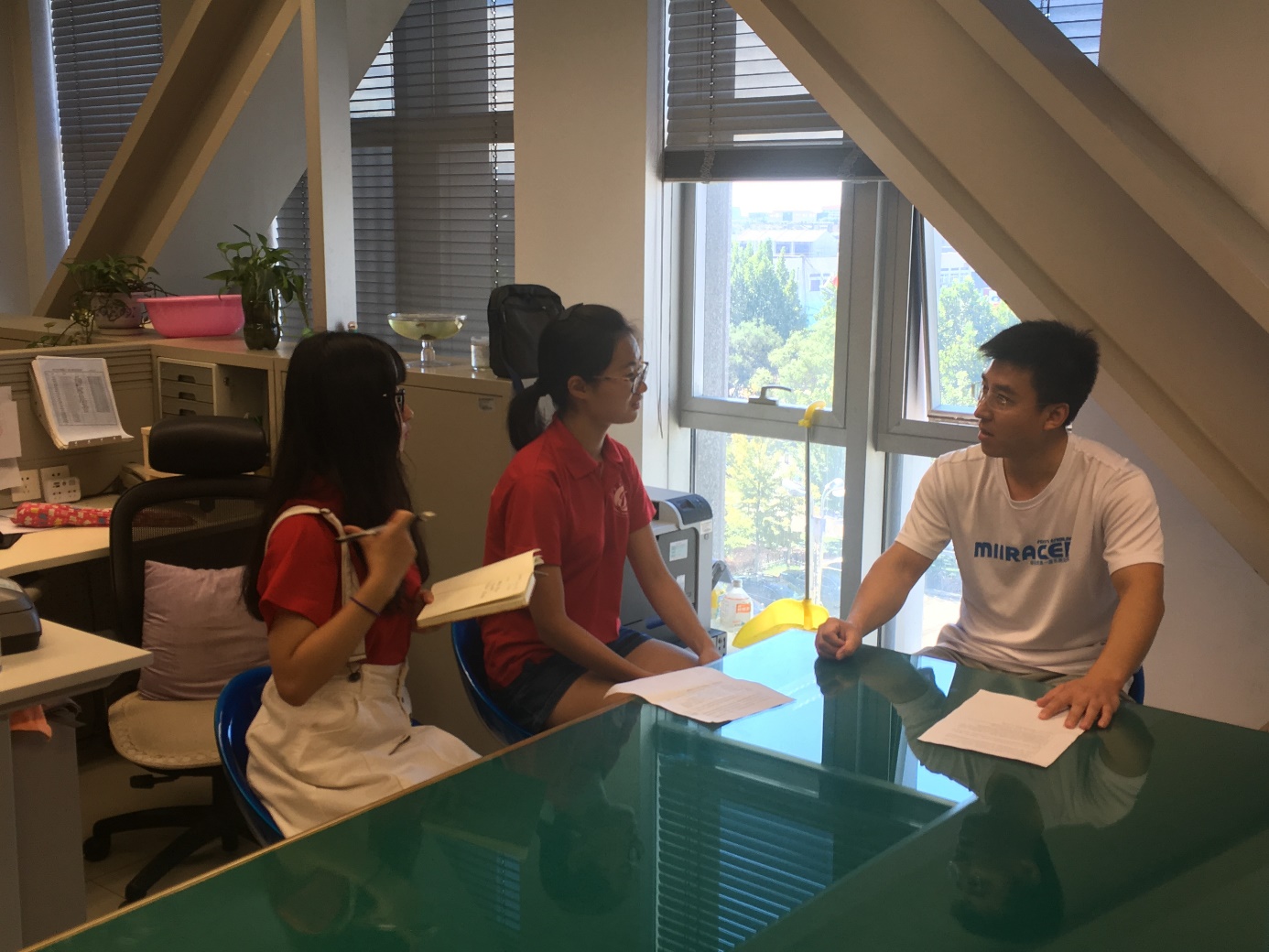 图11 队员们正在采访孙主任
