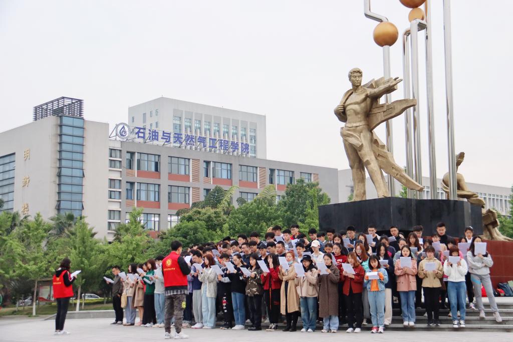 3-学员在石油魂雕像旁晨读.jpg 3-学员在石油魂雕像旁晨读.jpg