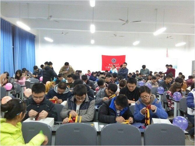图二:百余名参赛选手搭建模型