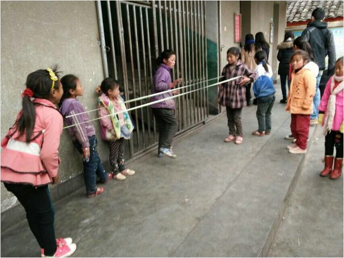 队员们陪孩子游戏