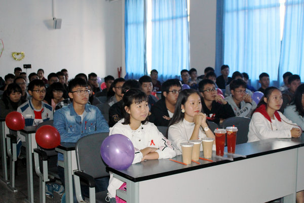 学生认真观看表演