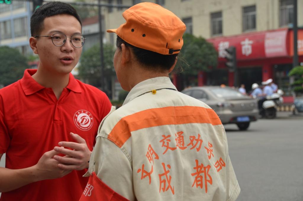 队员采访交通劝导员