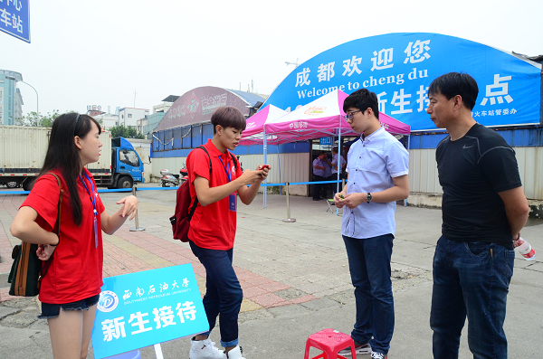 志愿者们在成都火车北站进行迎新工作