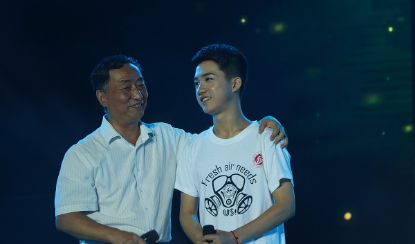 孙一平书记与毕业生深情演唱《父子》