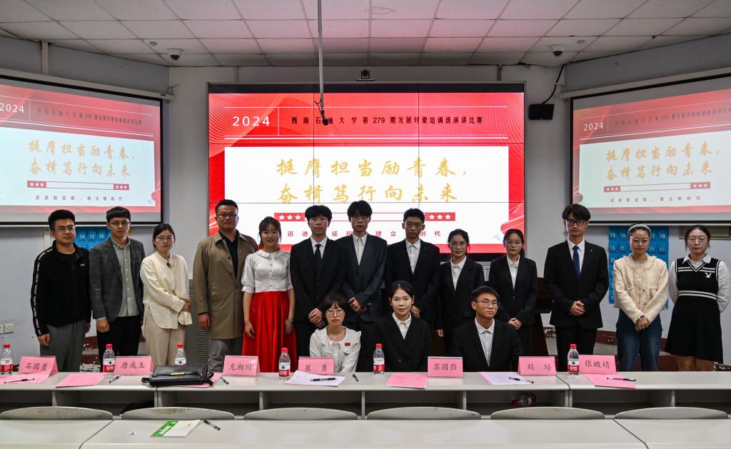 评委老师与参赛同学合影(1).jpg