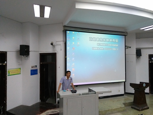 曹正老师给同学们讲解新闻报道事项