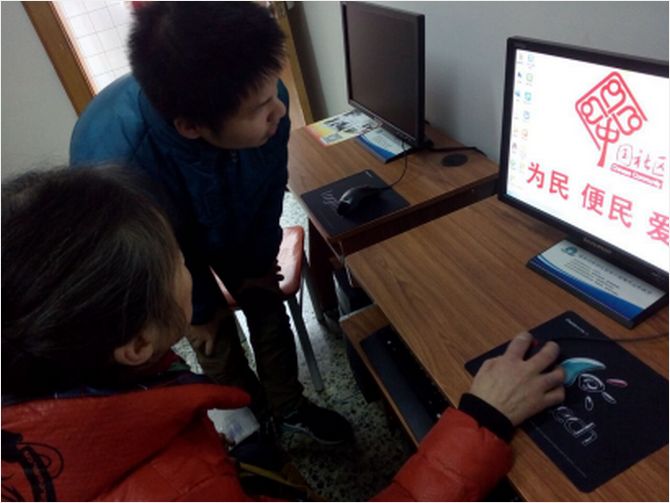志愿者们耐心指导