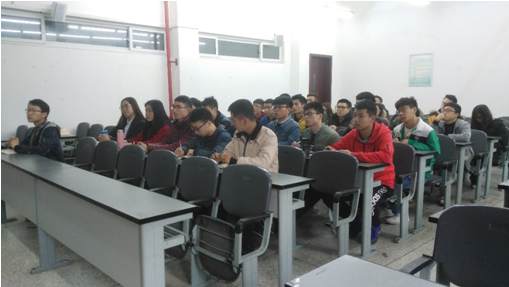 图2.支部成员认真学习文件精神