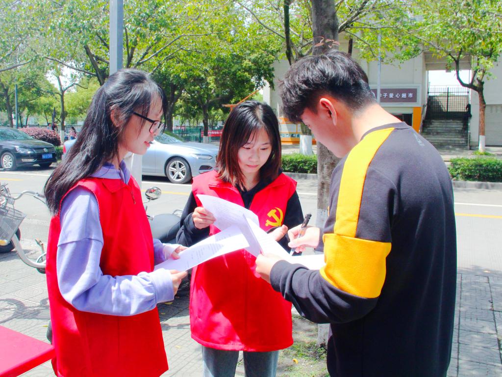 5-学员在做问卷及访谈调研.jpg 5-学员在做问卷及访谈调研.jpg