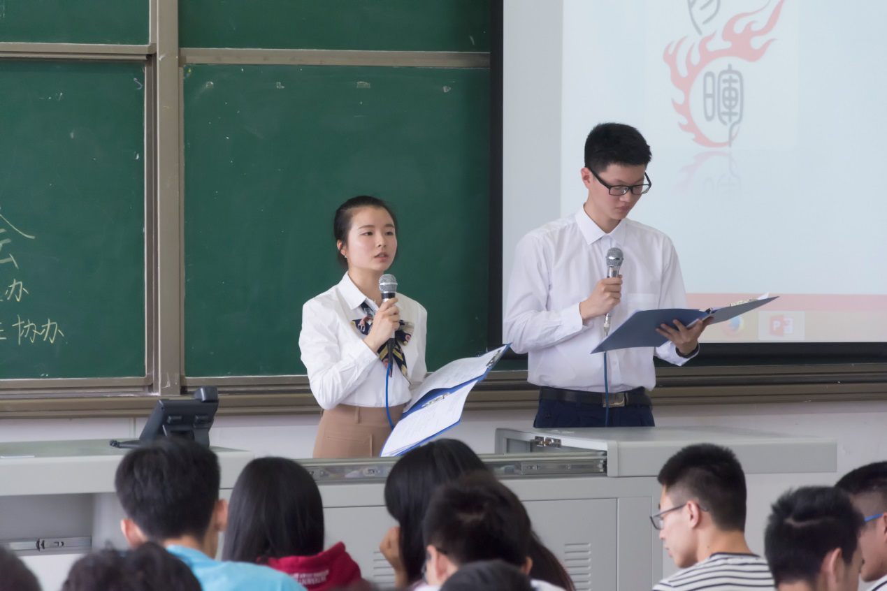 主持人深情朗诵诗歌
