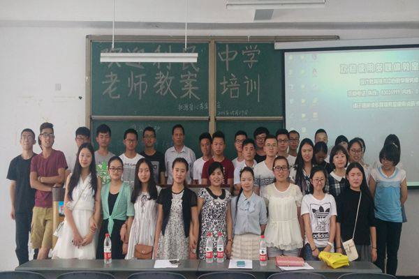 老师和队员们合影