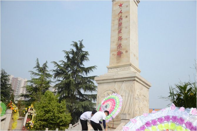 志愿者敬献花圈和菊花