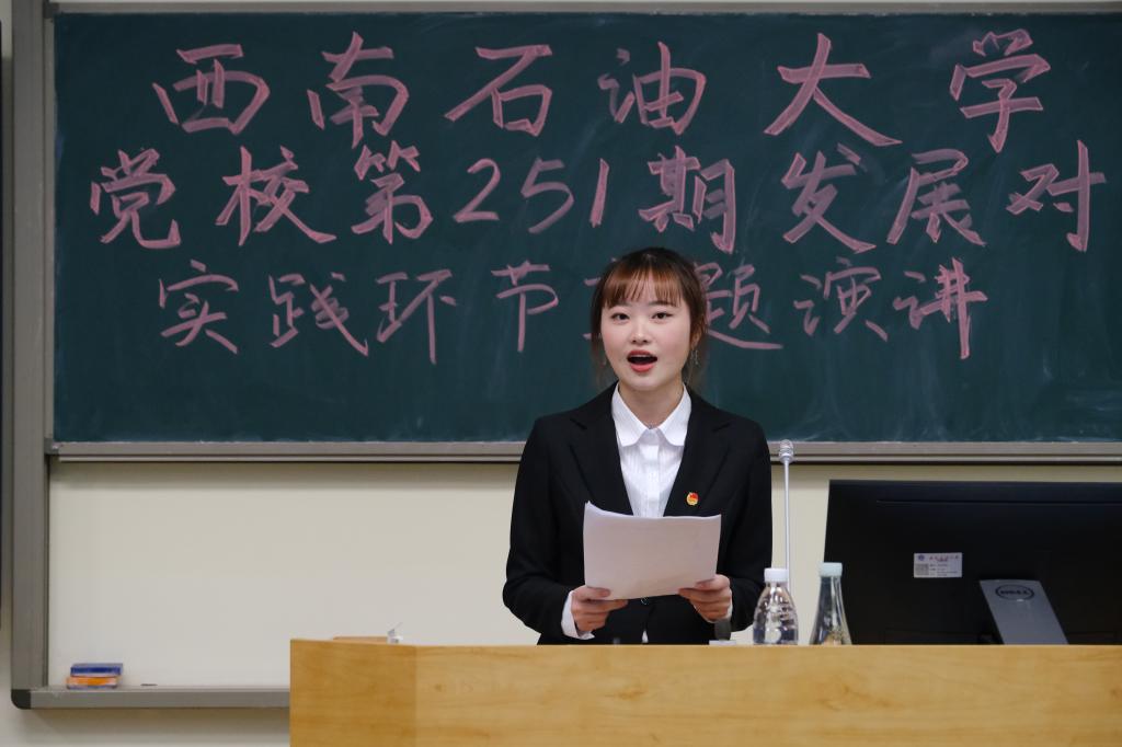 6-学员在作主题演讲.jpg 6-学员在作主题演讲.jpg