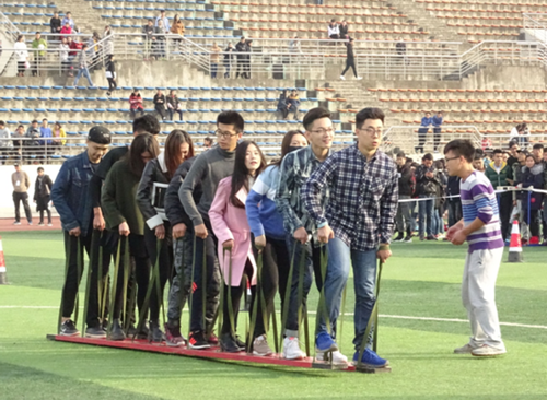 图3:学生代表队参加有轨电车比赛
