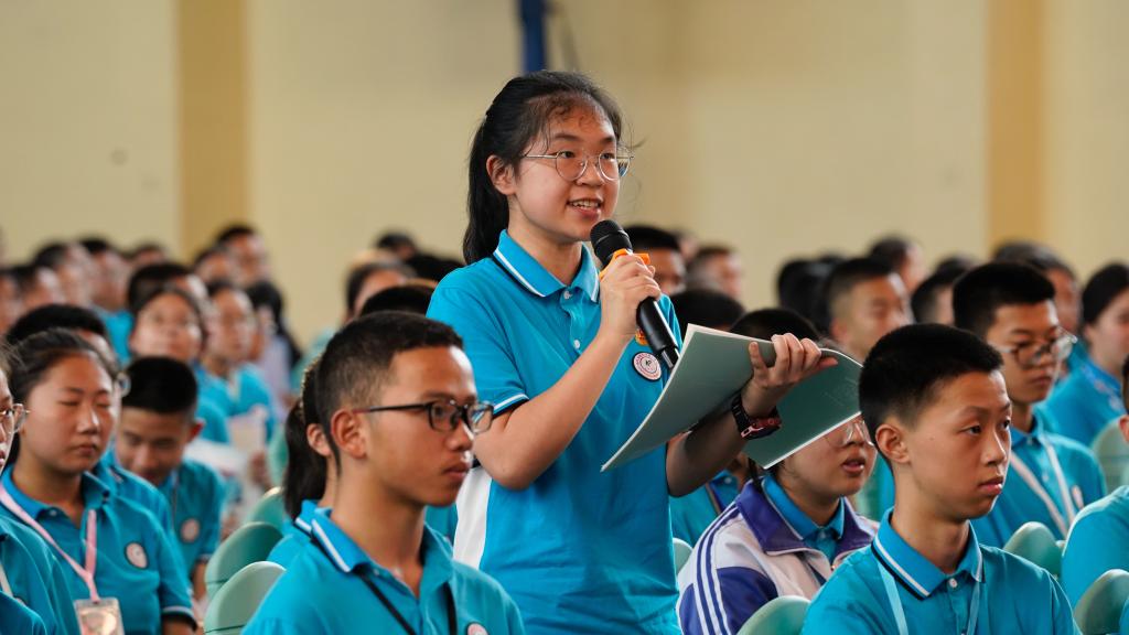 思政课现场学生互动.jpg