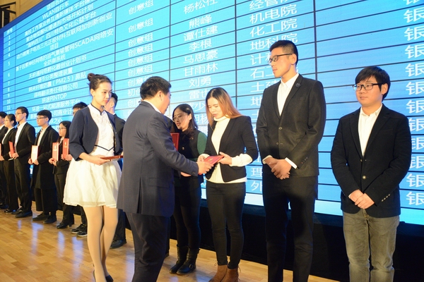 副校长郭建春为获得银奖的项目代表颁奖