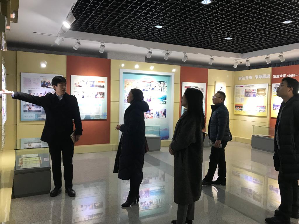 中国石油大学(华东)团委书记张展带领金沙娱场城app7979团委一行参观校史馆