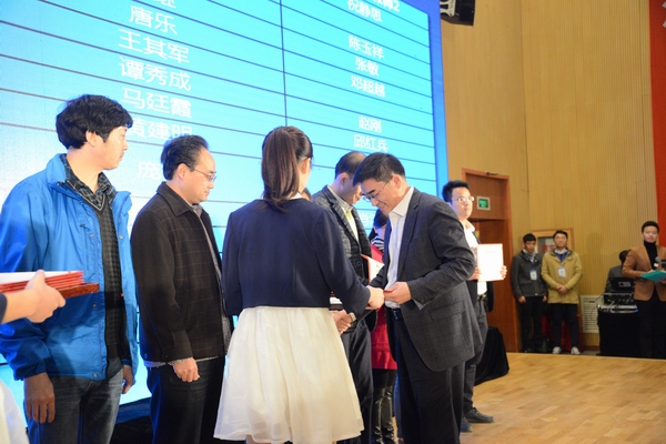 校长赵金洲为优秀指导教师颁奖