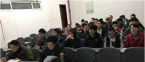 图1:同学们观看视频