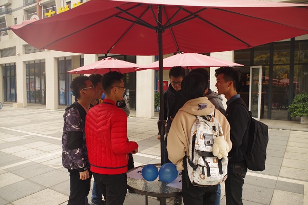 参赛同学参与游戏