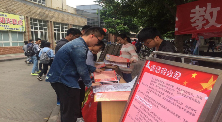气氛热烈的宣传现场