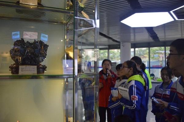 朱老师为同学们讲解展示在大厅的矿物标本