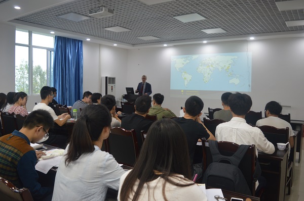 Max Mille教授给同学们授课情况