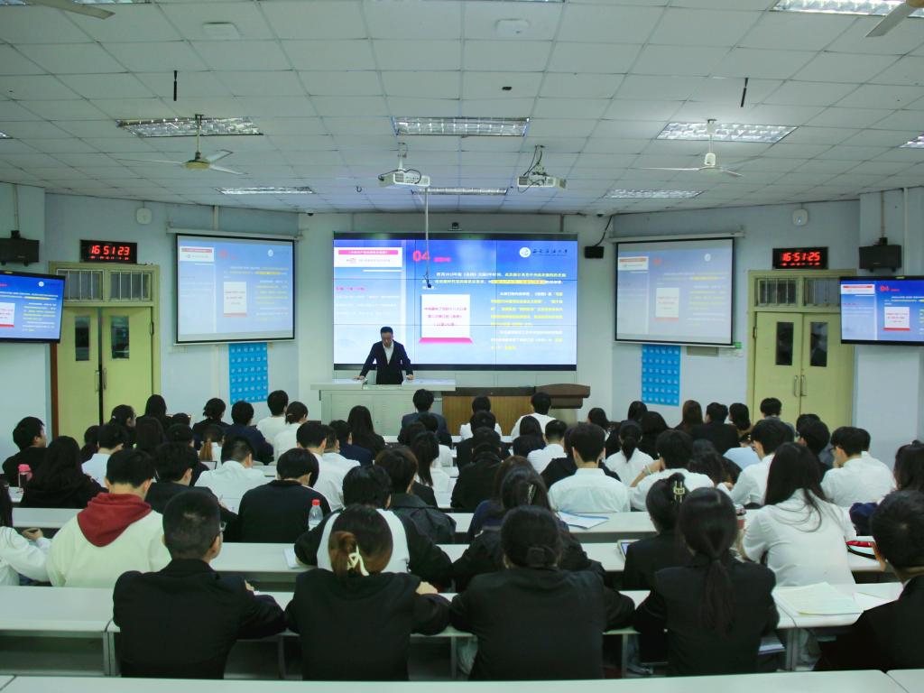 范起东为全体学员讲授党课.jpg