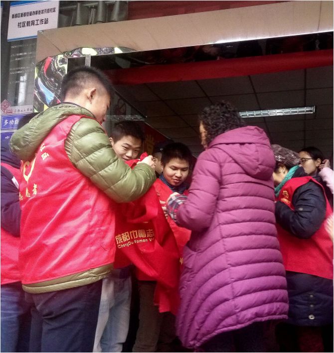 志愿者们帮助分发衣服