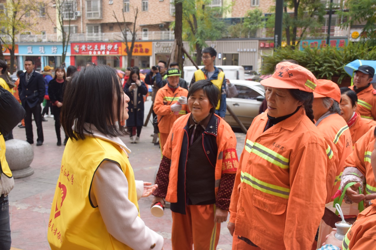 志愿者们耐心向环卫工人讲解活动