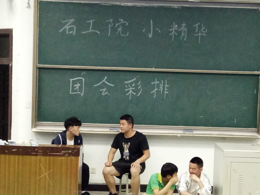 图1.小品《砥砺石油心》