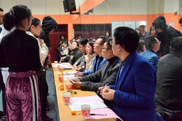 评委老师悉心为演员指导