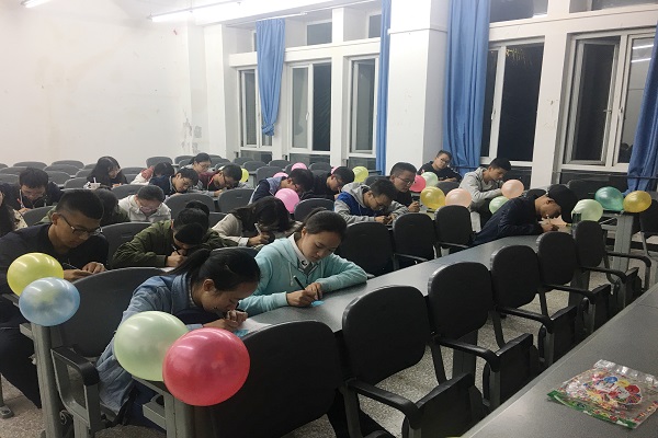 会员为山区儿童写祝福语