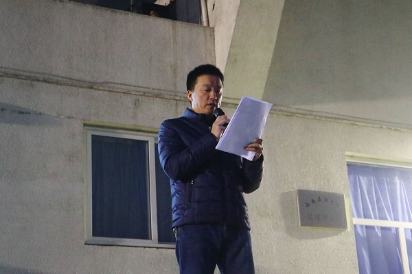 范启东主持升旗仪式