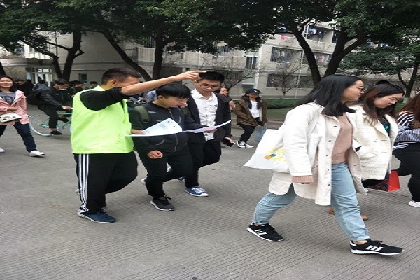 心协成员在为同学们介绍