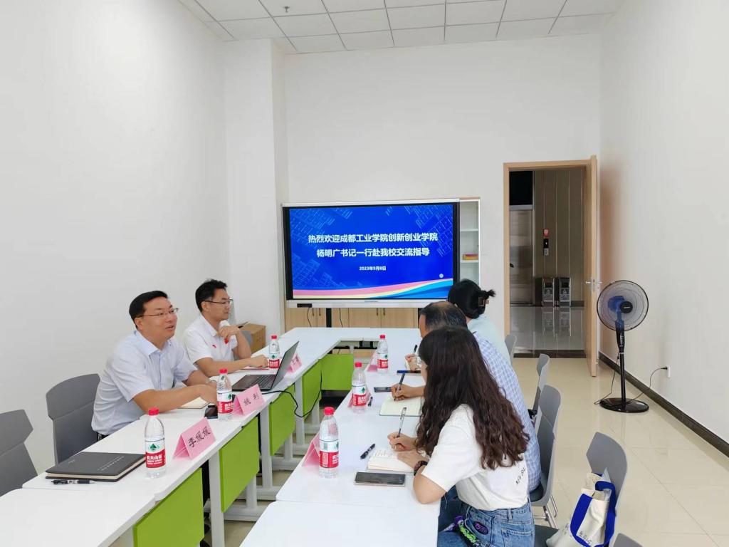 座谈会照片.jpg 座谈会照片.jpg