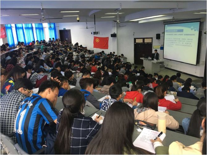 团课学员们认真学习