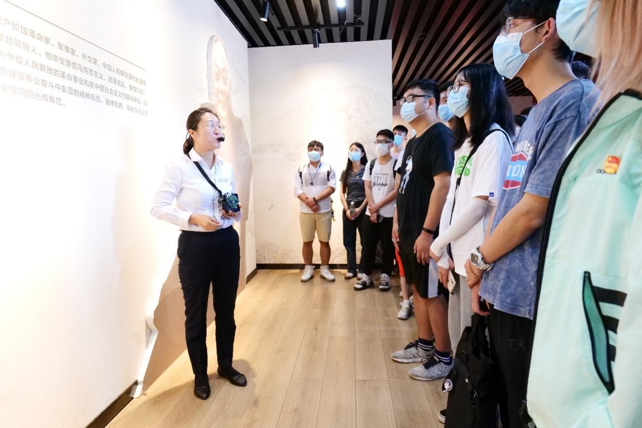学员认真聆听解说员的讲解 学员认真聆听解说员的讲解